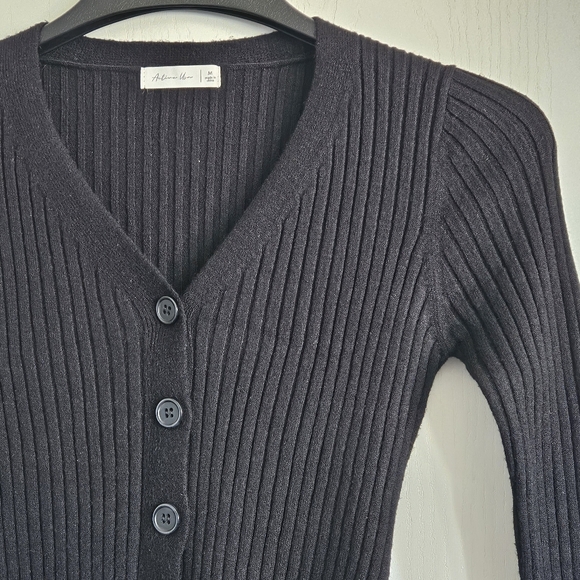 Black Ribbed V-neck Button-Up Cardigan - Picture 5 of 7